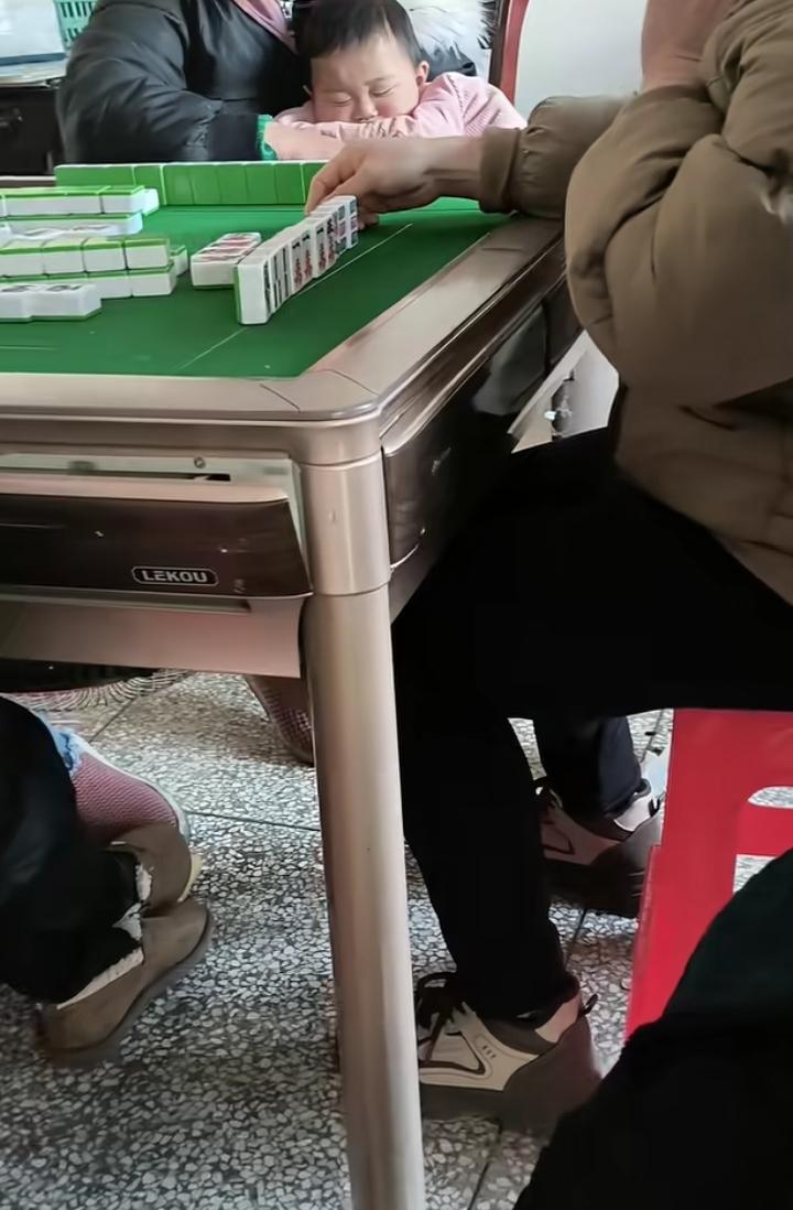 有这样的妈妈，孩子可以说是天崩开局。一岁多的宝宝，宝妈带着去打麻将，孩子闹脾气