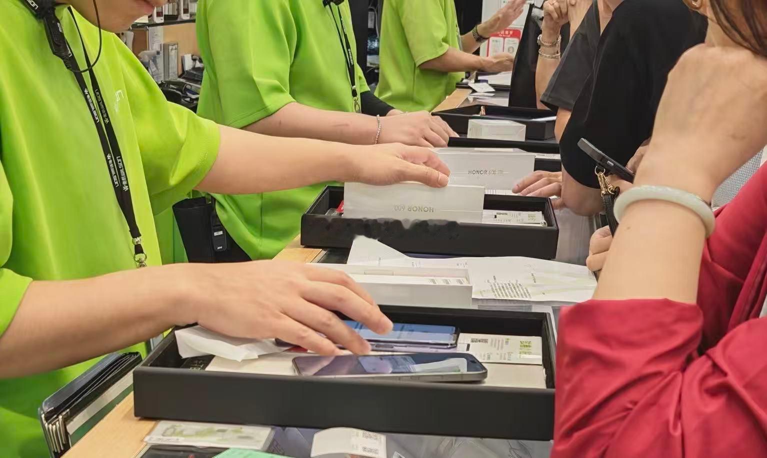 荣耀600系列在海外开售，根据目前公开的消息，香港市场单日销量增长%60，马来西