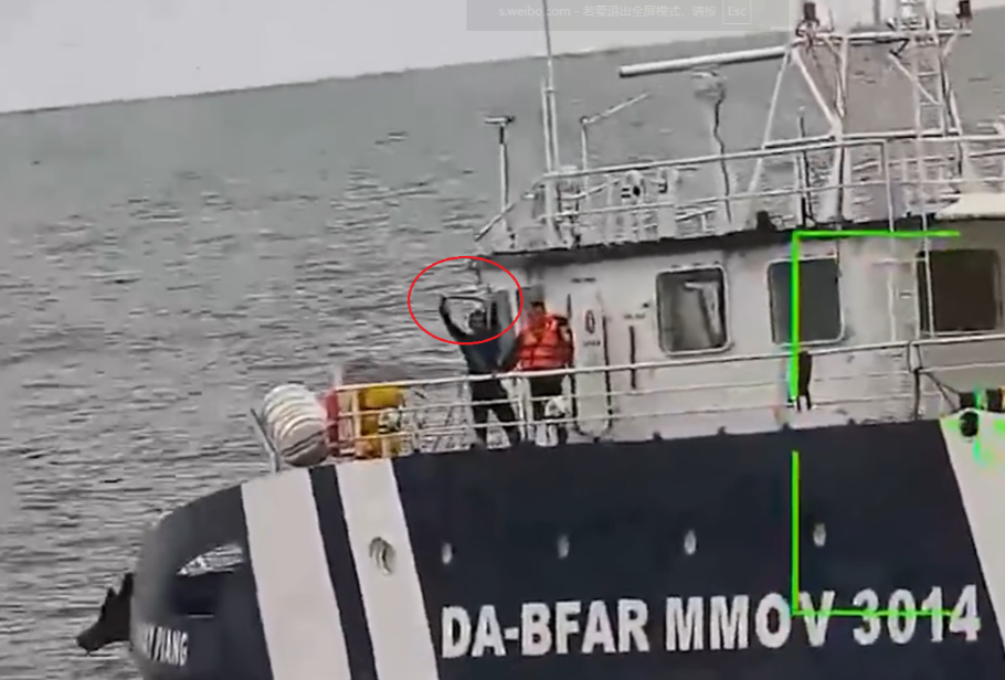 中国海警在黄岩岛清场，水炮猛攻菲律宾船只，菲方人员举起白旗抱头鼠窜！中国宣布在