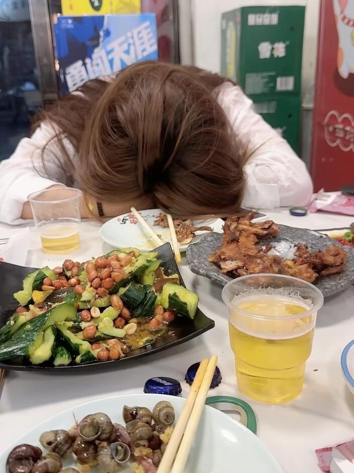 “家人们，这谁懂啊”开开心心跟闺蜜出去吃顿小烧烤本想把酒言欢来着可结