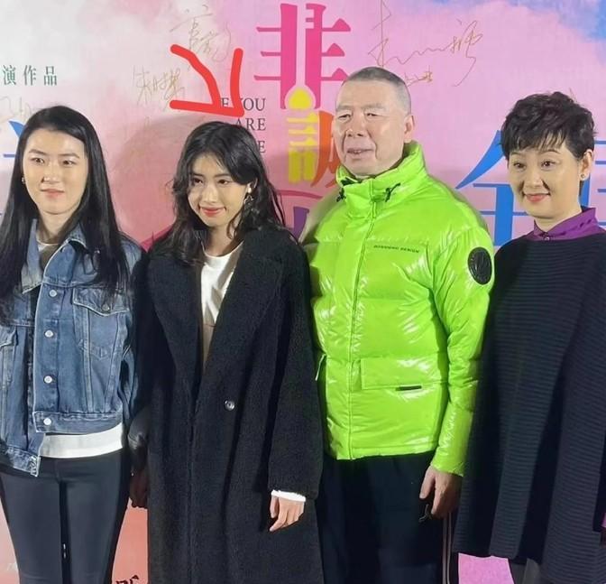 冯小刚和徐帆收养的女儿徐朵，美国高中顺利毕业了。一岁多就主动喊徐帆“妈妈”，从此