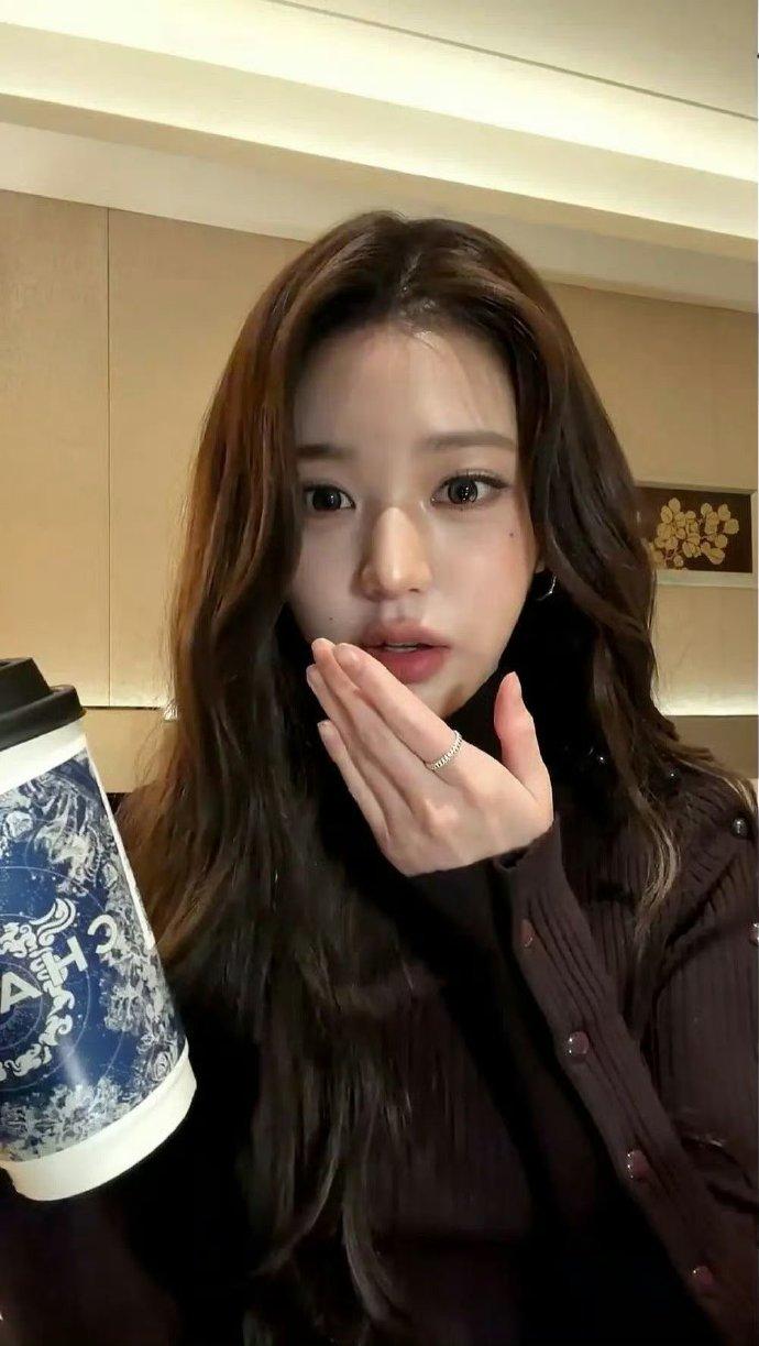 不是张元英怎么喝个奶茶都这么出圈啊张元英喝奶茶​