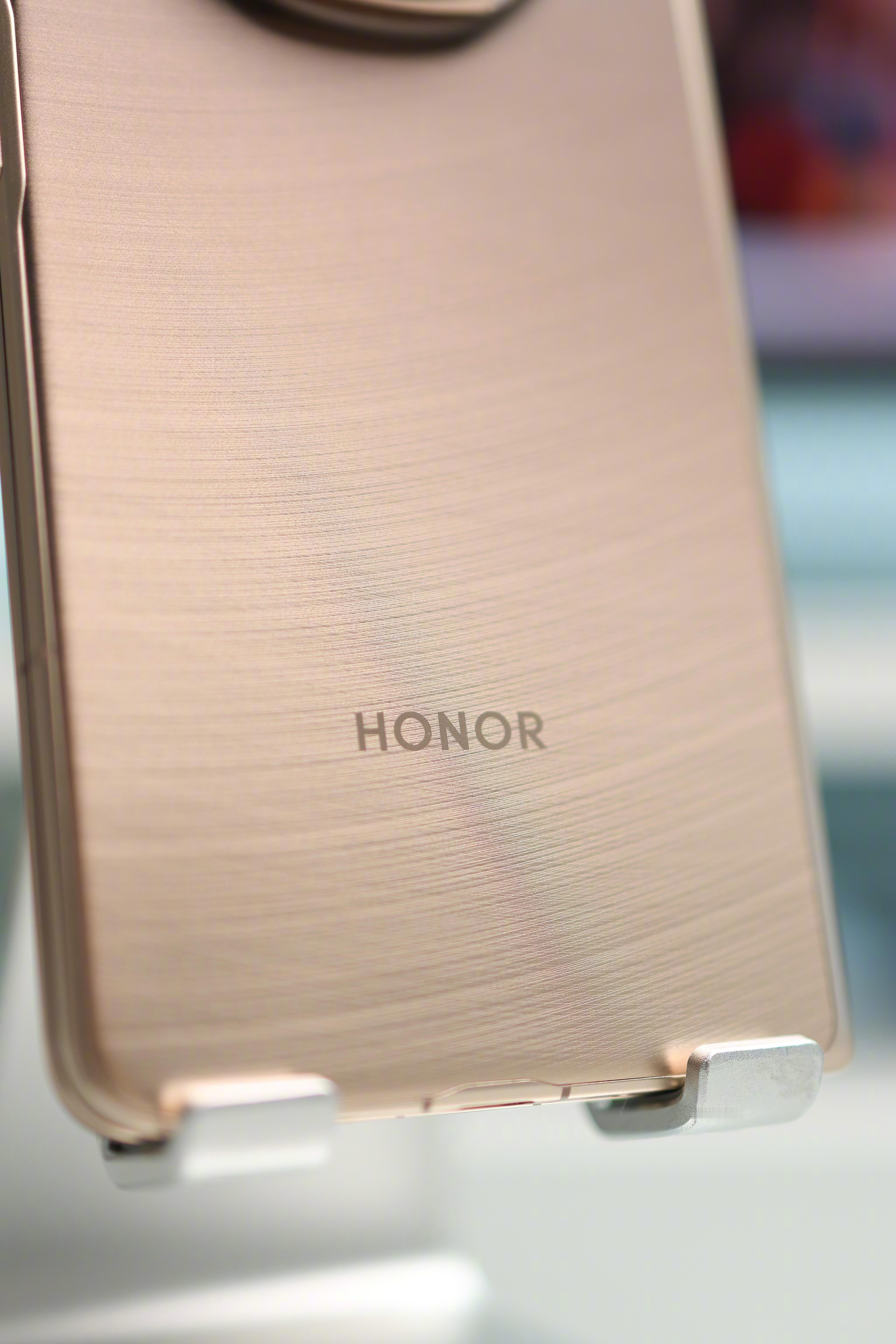 有点期待MagicV6了，据说质感比上一代还要好，然而MagicV5的质感我