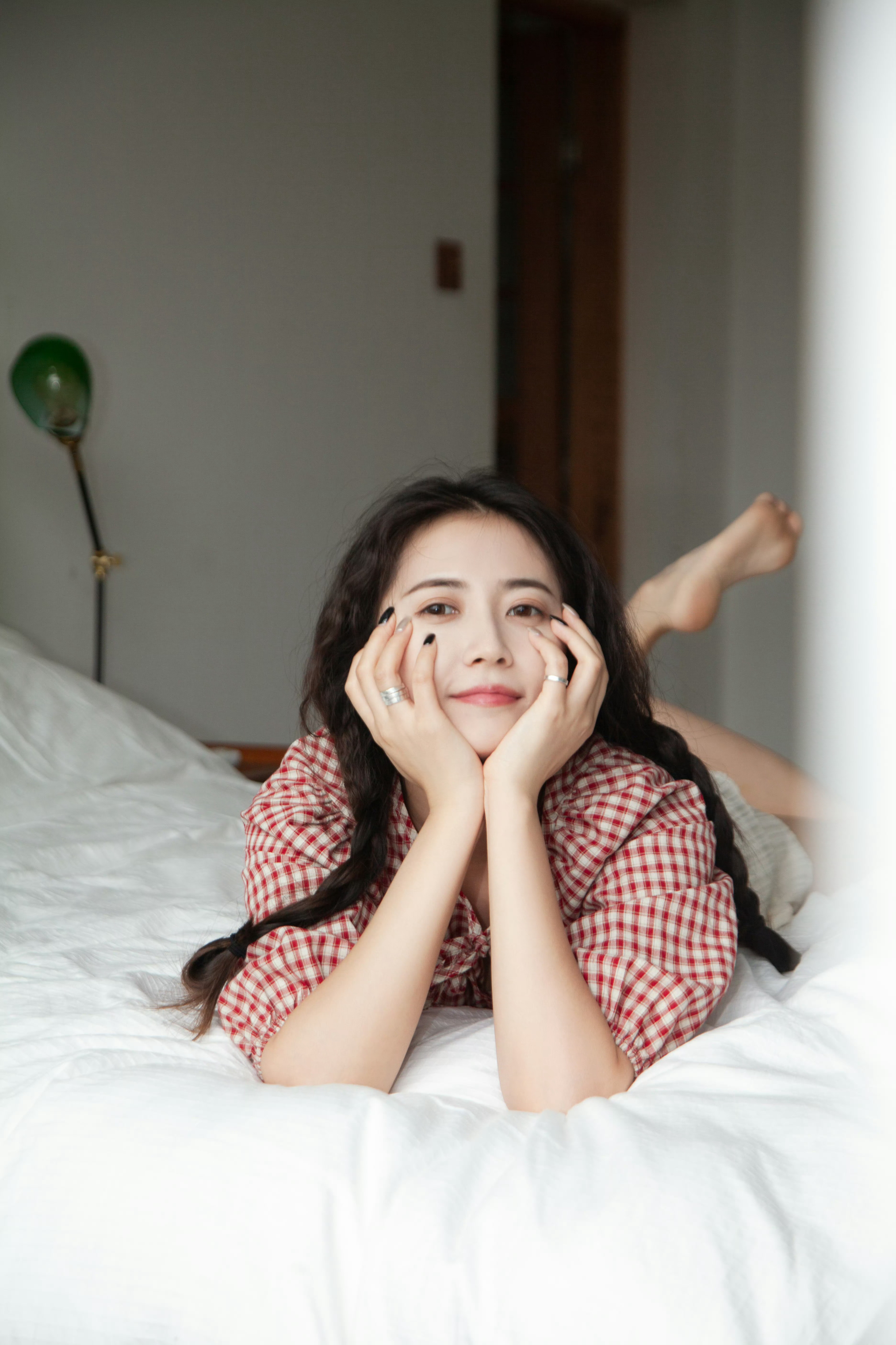 陈钰琪露玉足～松弛感十足