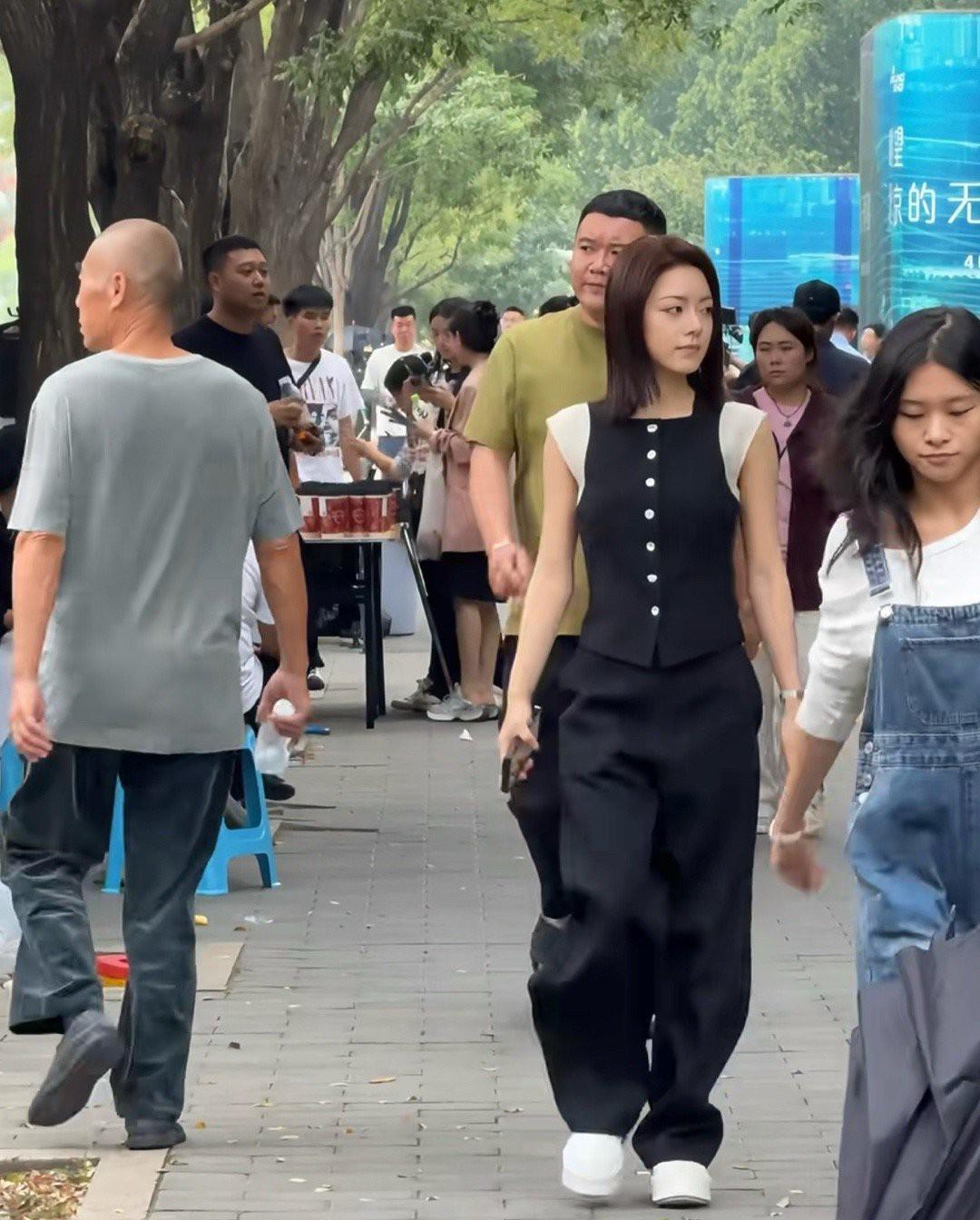 赵今麦路人下镜头生图原来长这样！北京日默瓦活动现场，一身黑白拼接上衣配阔腿裤，