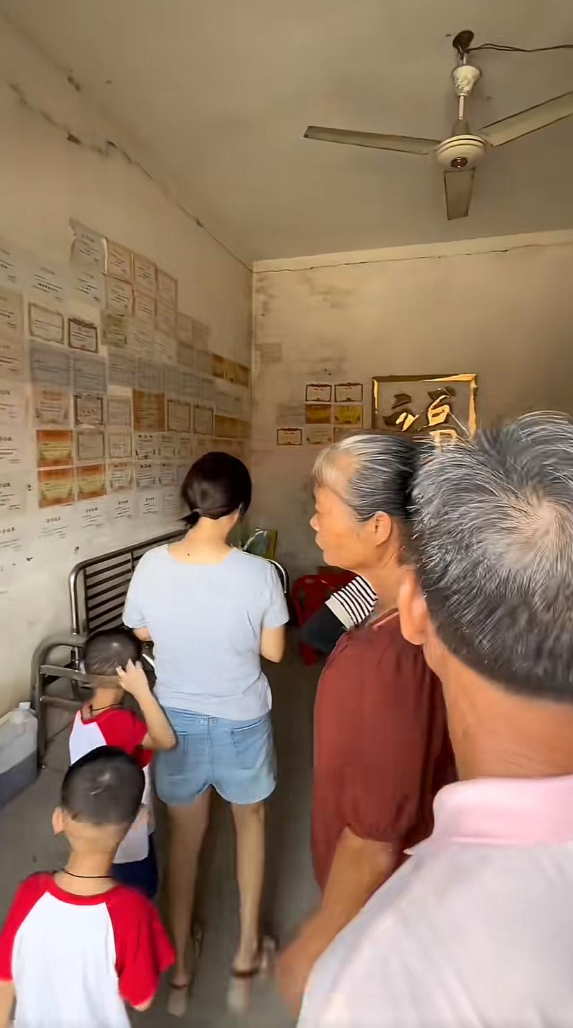 太罕见了！广西寒门学子考上北大，李氏宗祠为女孩大办活动庆贺，可惜奖励资金较少，仅