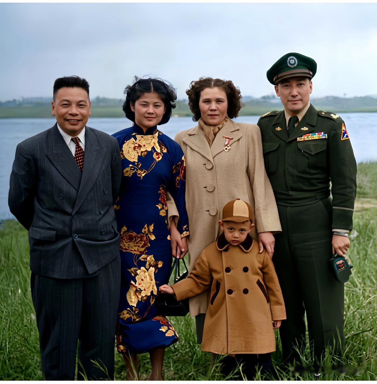 这才是真实的蒋经国夫妇与蒋纬国夫妇，大家都好好的瞧一下呗！这绝不是演戏，也绝不是