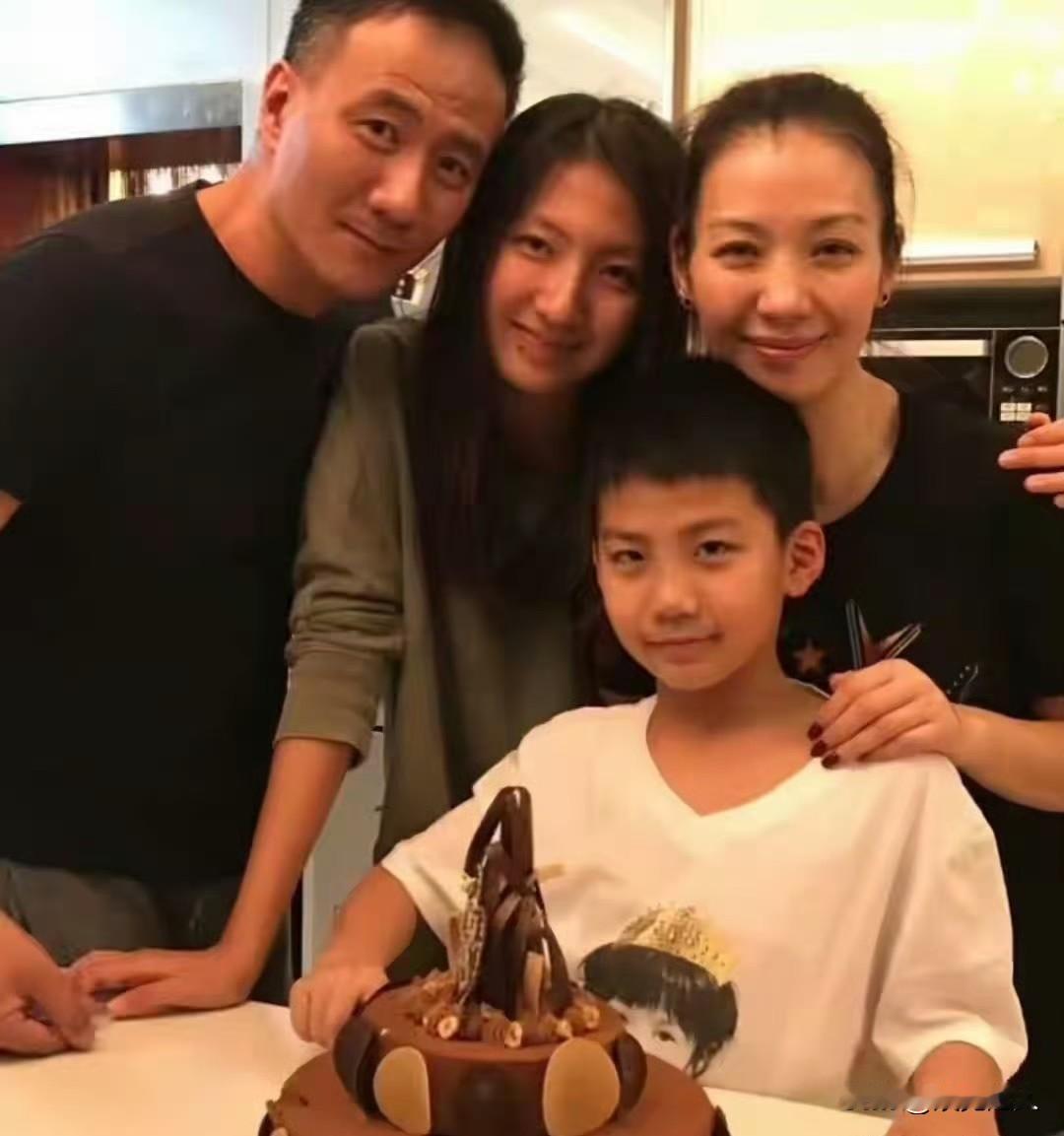胡军带全家四口出门！24岁闺女看着像34岁，儿子却跟他越长越像，简直是复制粘贴！