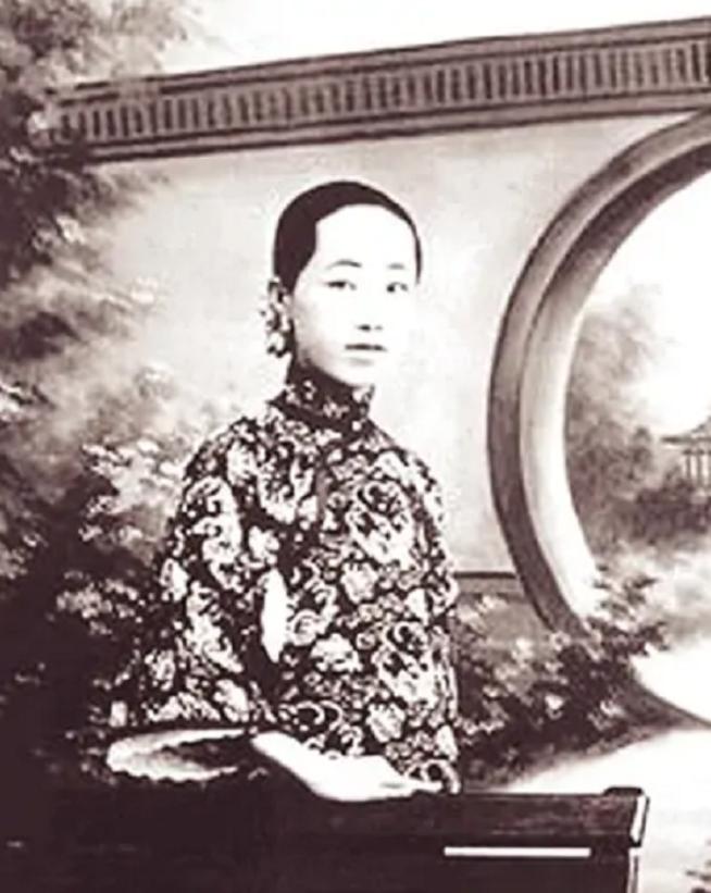 1903年，梁启超的家庭迎来一位特殊成员——17岁的王桂荃。这桩婚事由梁启超的原
