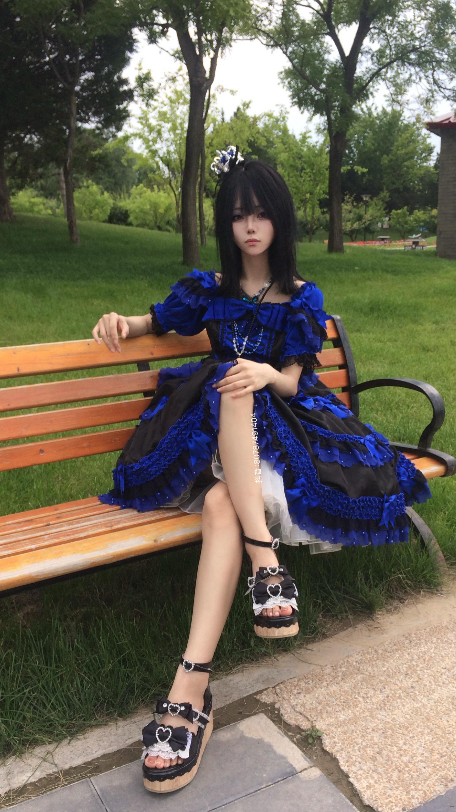 lolita外景 洛丽塔随拍 公园拍照姿势 长椅拍照 草地长椅