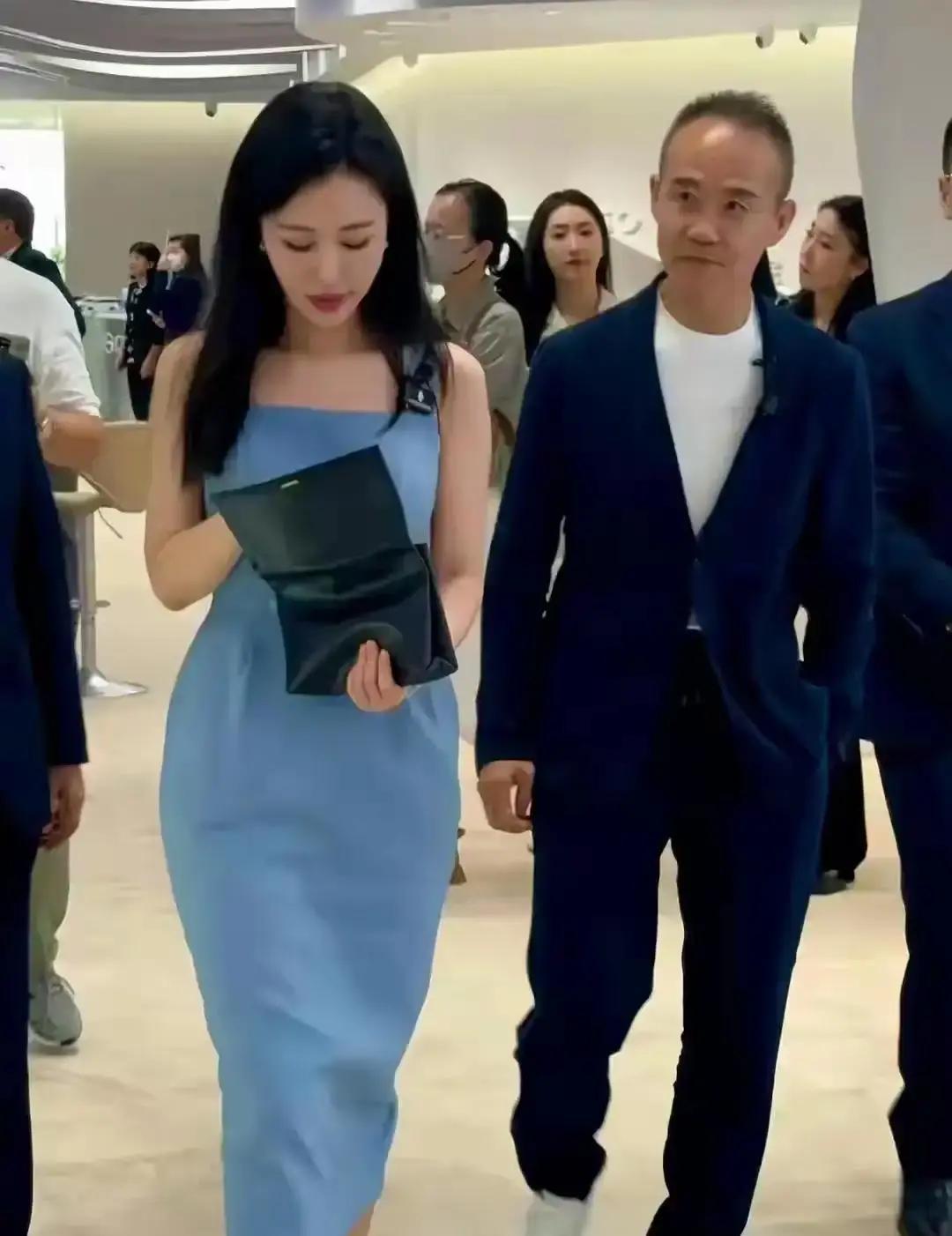 别再把王石田朴珺看成婚姻了。那是顶级资源的一场静默重组。你看圈子。他