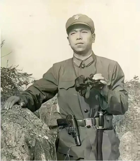 1981年，一张战地照片记录下一名侦察兵连长的身影。照片中的崔英顺身着军装，手持