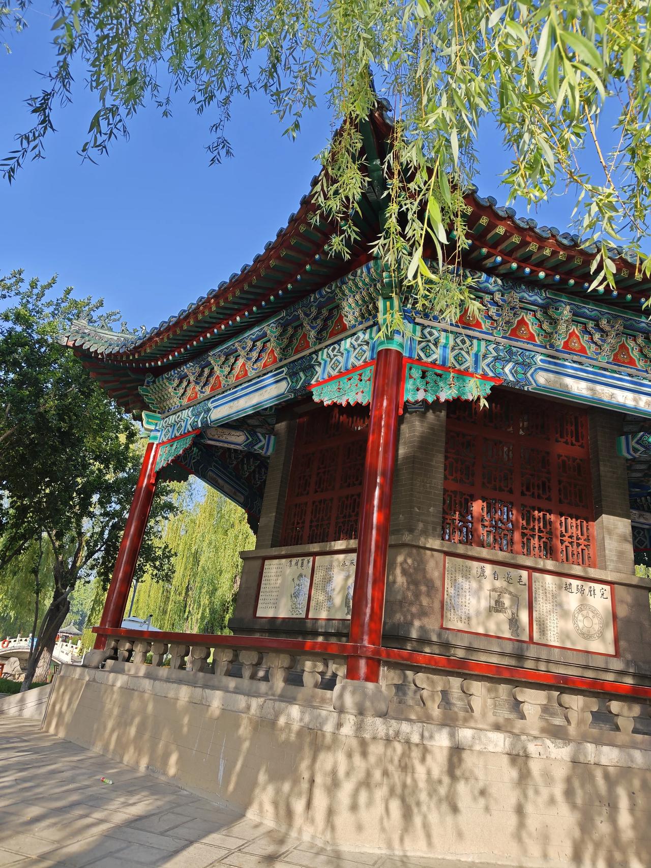 我认为不值得。我感觉休年假去热门景点更合适。首先是人少，景区服务更热情周到，个人