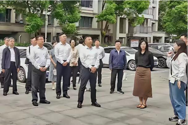 可以确定，至少在舆论层面，冯院长的风光已经到头了。 整件事的源头，要从郭红波