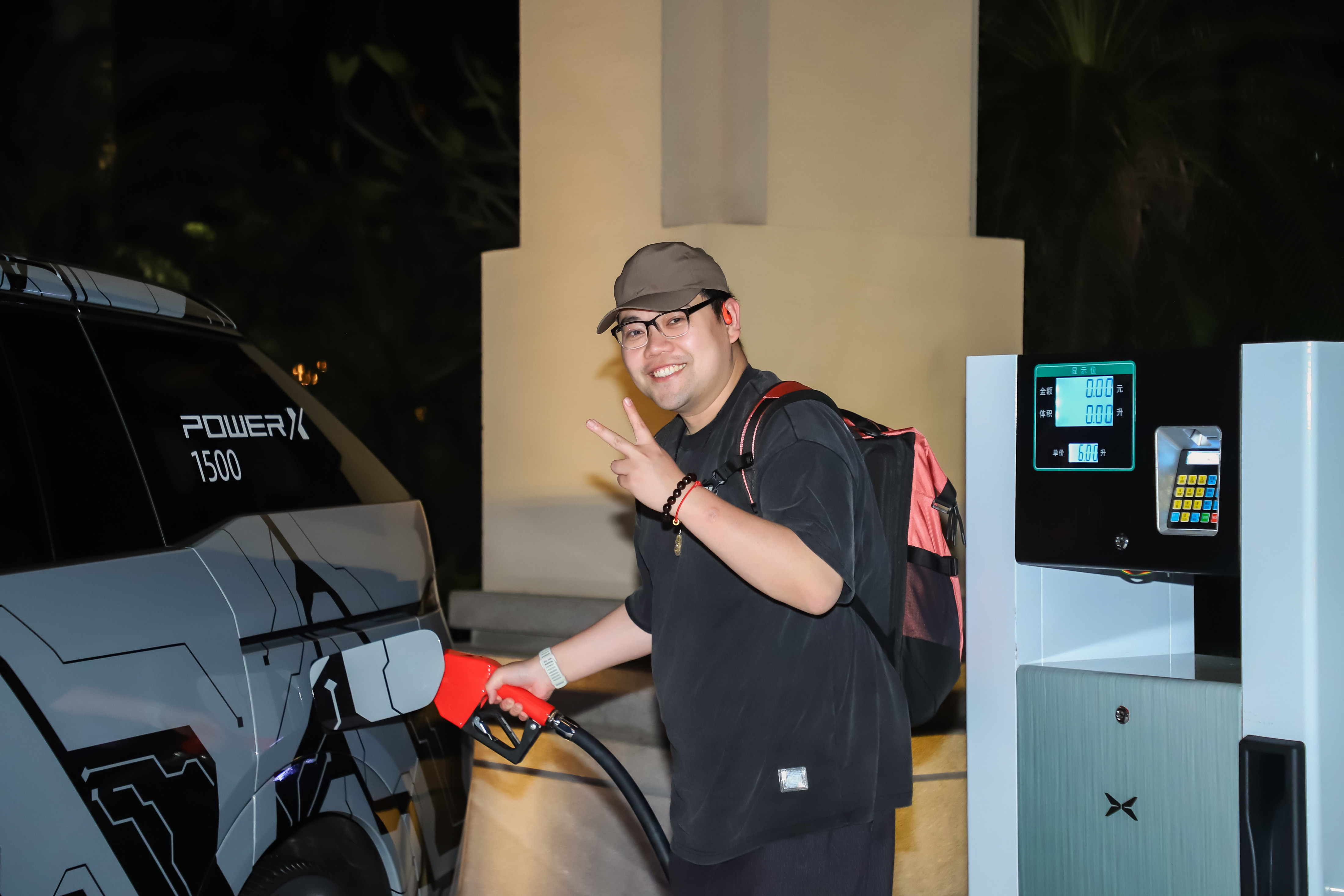 我给小鹏X9加个油小鹏X9带我拍到了人生照片啥玩意，让我加个油，从三亚开回北京？