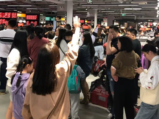 最近国内有一个很反常的消费现象，不知道大家有没有发现？一方面是，全球奢侈品都在叫