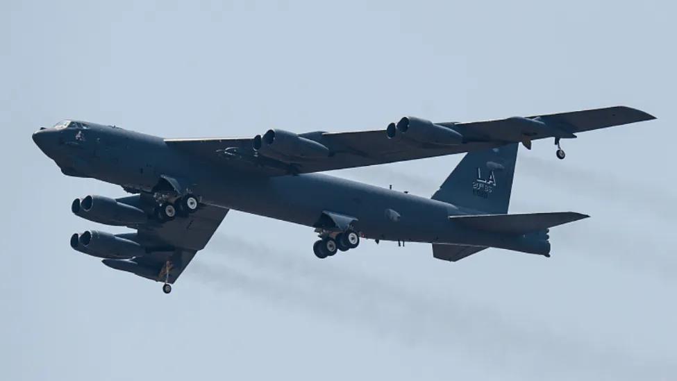 稍早前，24小时飞行雷达网站发布消息，美国空军一架B-52H战略轰炸机在英国布里