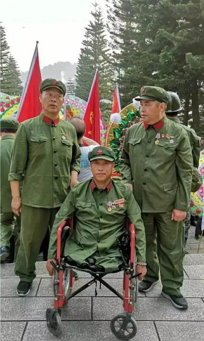 1996年，残疾司机把车停在树荫下乘凉，保安却跑过来拔钥匙，还打了他一顿。这