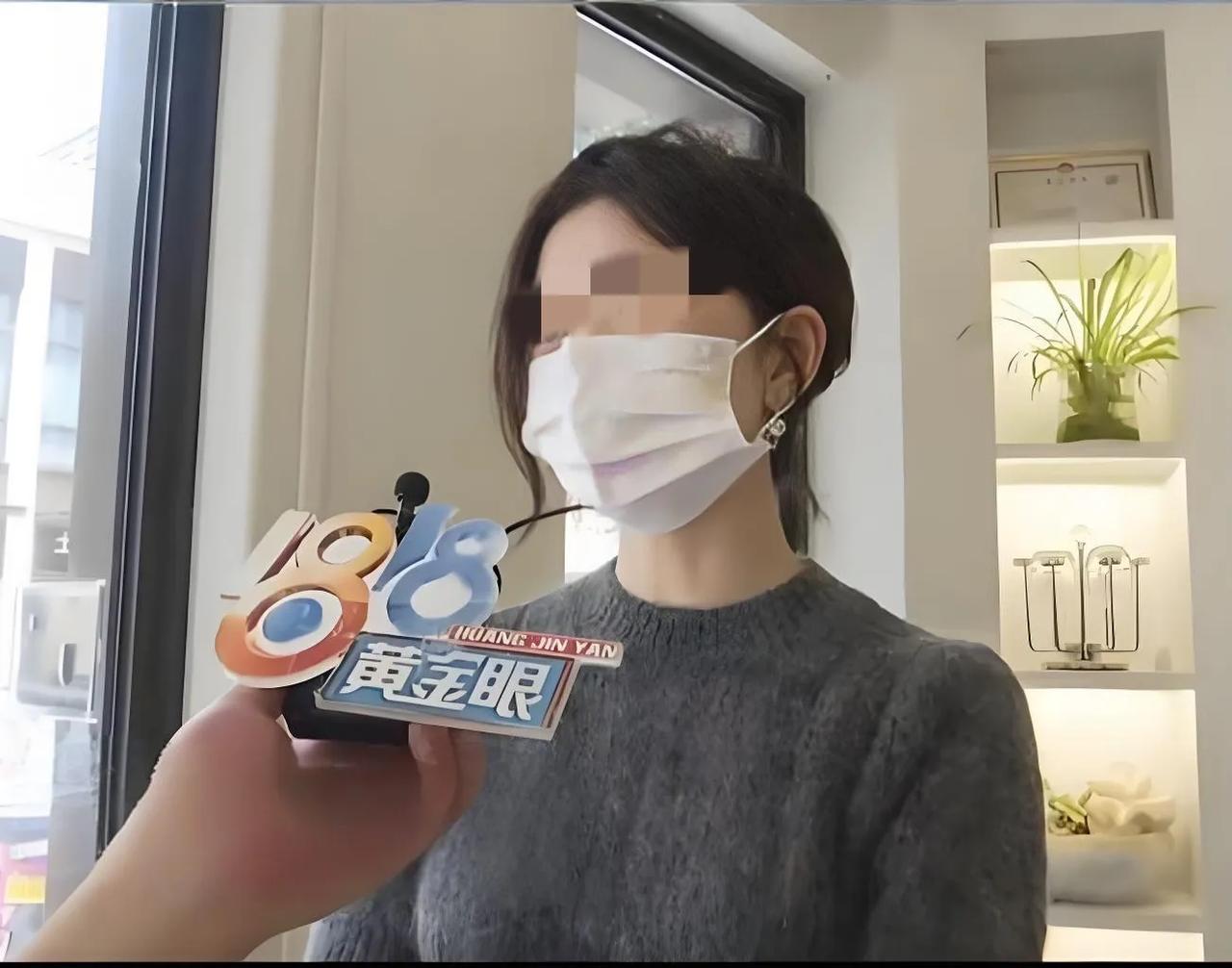 太离谱了！浙江嘉兴，婚礼当天，新娘随手将价值22万元的两只金镯子往桌上一放，便去