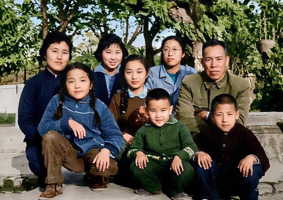 1963年广州，时任广州军区副司令员梁兴初将军，与夫人任桂兰及一众子女拍下这张珍