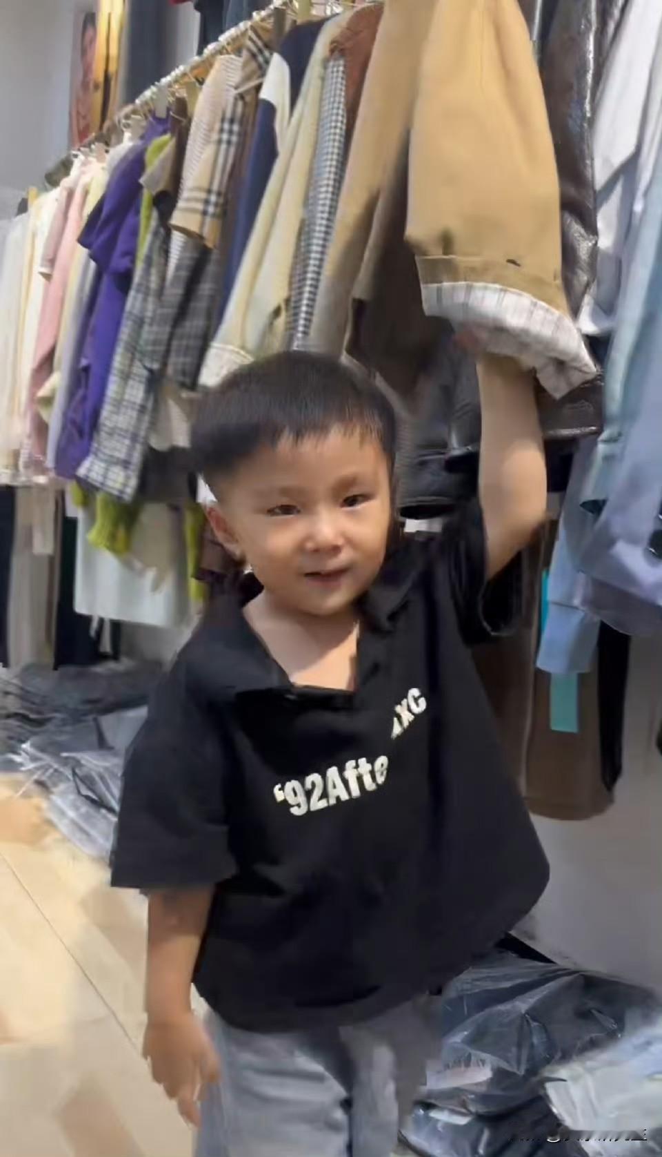 宁波一家服装店里，三岁的小男孩临时替妈妈看了五分钟店，竟然成功卖出了一件衣服。