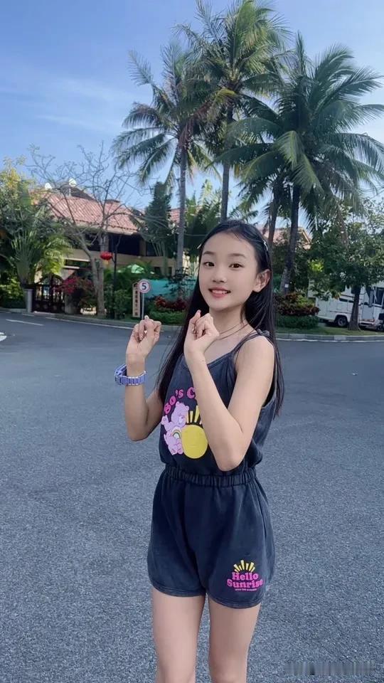 汤唯女儿10岁了，她是中韩混血儿，遗传了妈妈的美貌爸爸的才华，小小年纪就腿长手长
