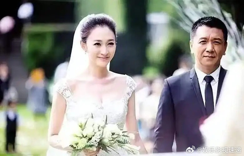 《浪姐7》姐姐们背后的男人深藏不露。万千惠老公三宝是资深音乐制作人，代表作《暗香