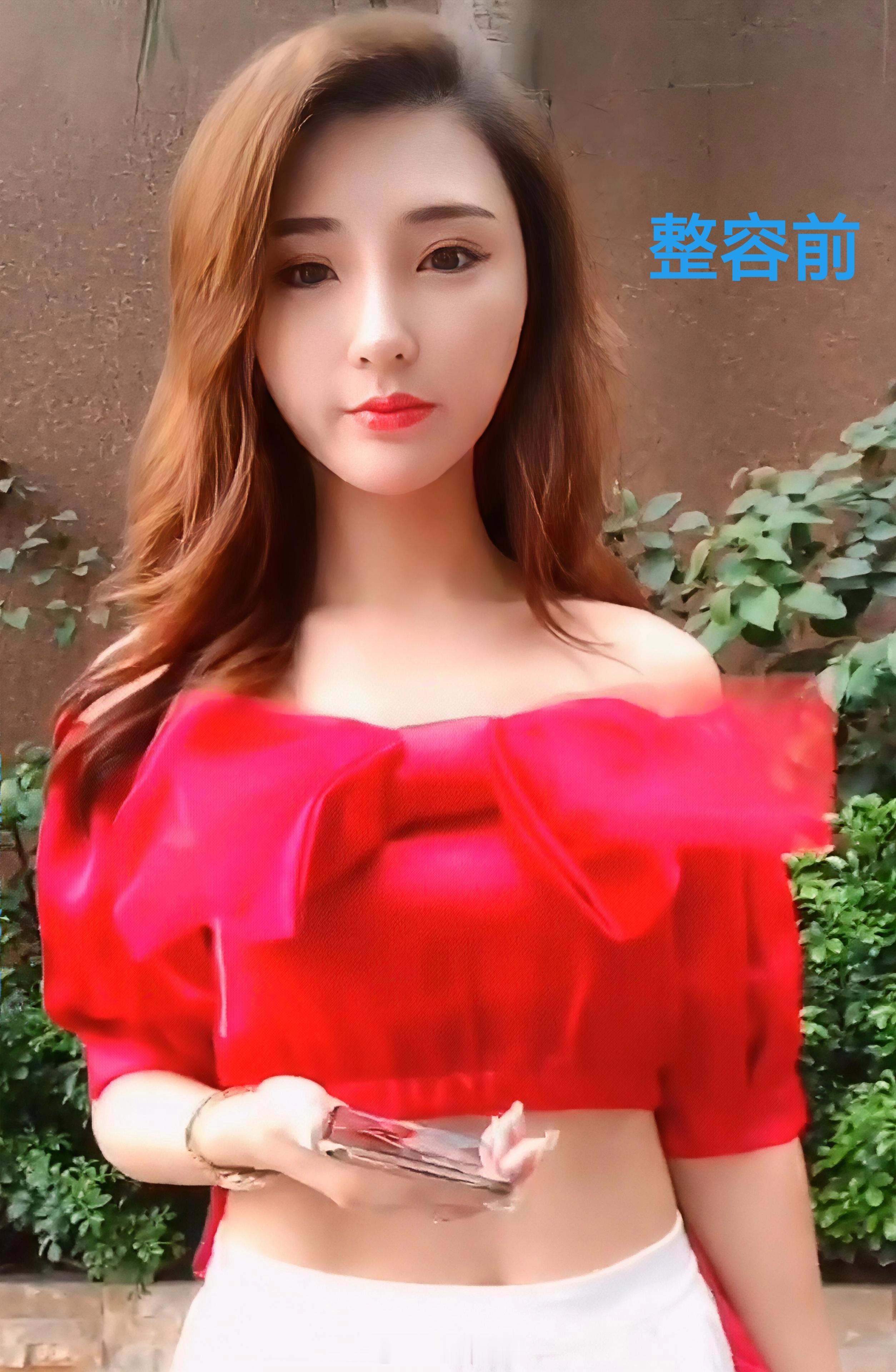 平荣整容前后反差巨大，老照片里，她五官普通，气质淳朴。如今却变成了大眼睛、高鼻梁