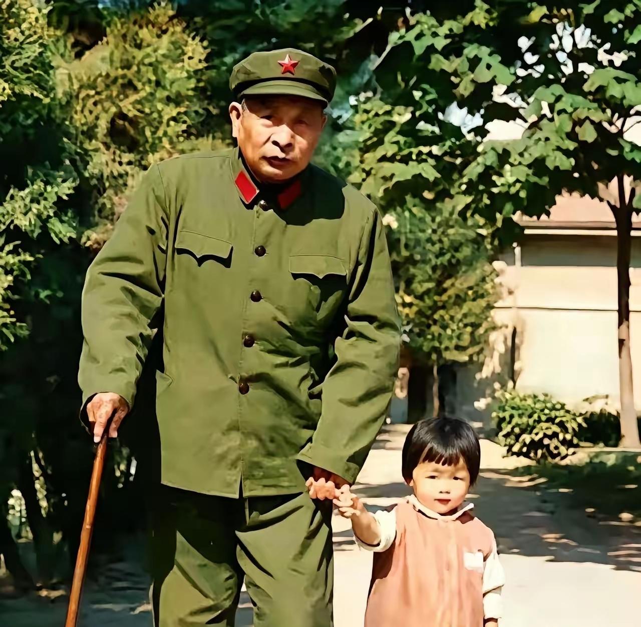 70年代老照片：上将钟期光带病牵孙女散步，孙女就是演员柯蓝照片里的钟期光穿着