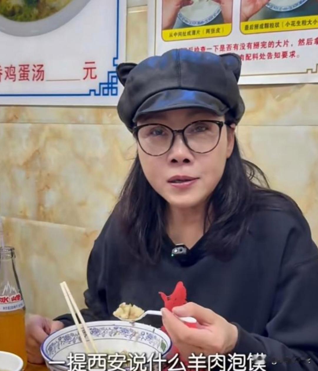 田震一个人吃西安小吃，吃的津津有味！[红脸笑][红脸笑]