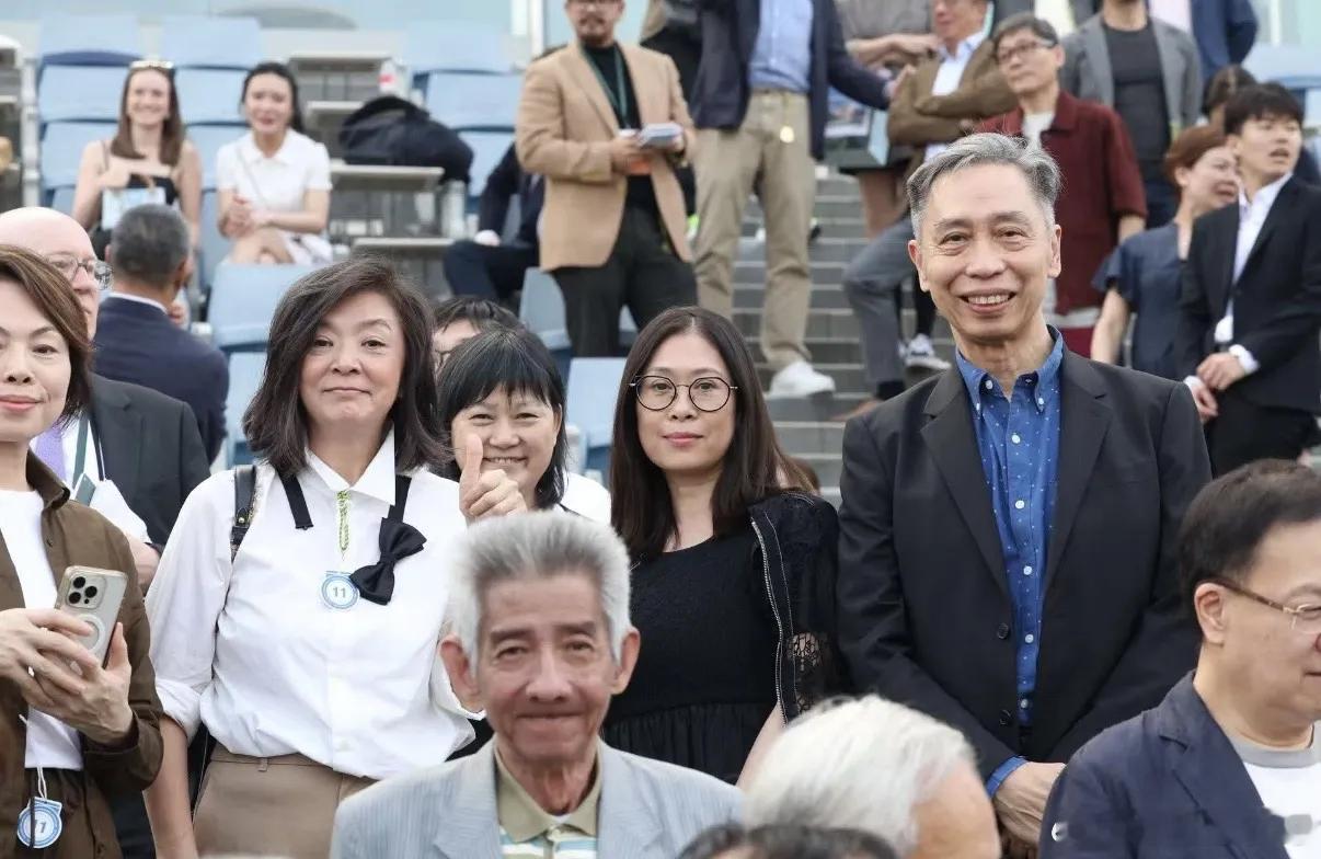 现年66岁的陈玉莲这些年鲜少出演影视剧，保持深居简出的状态。罕见她现身香港马场观