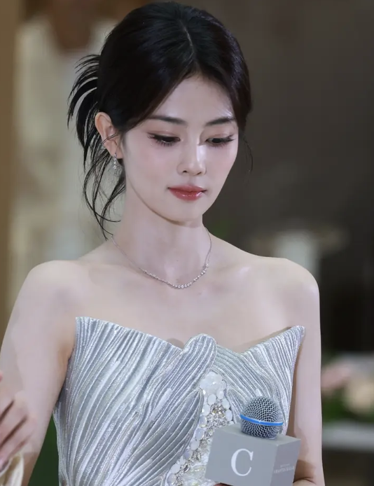 白鹿现身上海香缇卡活动：水蓝色长裙尽显温婉灵动