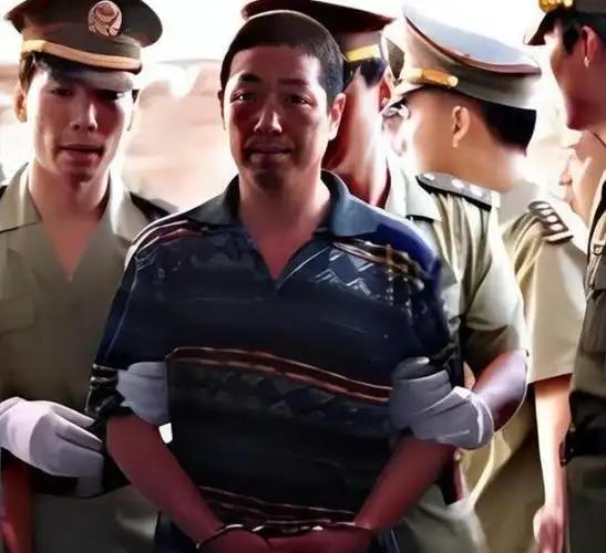2000年6月4日，一个穿着警服的派出所副所长，因为路窄让不开车，在街上拔出了枪
