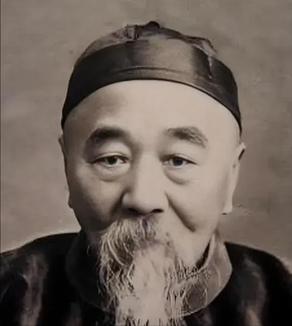 李鸿章的大哥李瀚章，是个大贪官，一生收受贿赂无数，他搞贪腐有一个特点，绝不让送钱