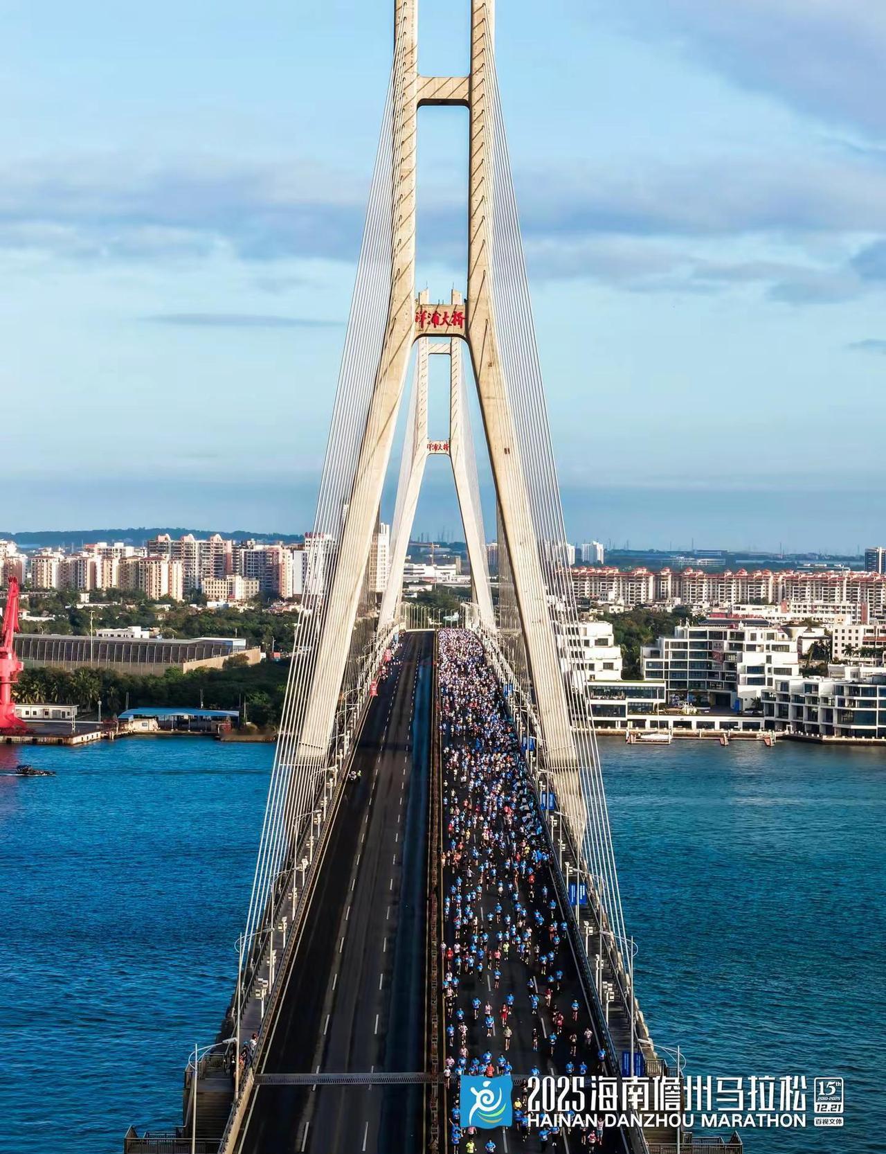 跑步不伤膝，瞎跑才伤膝。我见过太多人，一双旧球鞋，出门就猛冲三公里。第二天扶