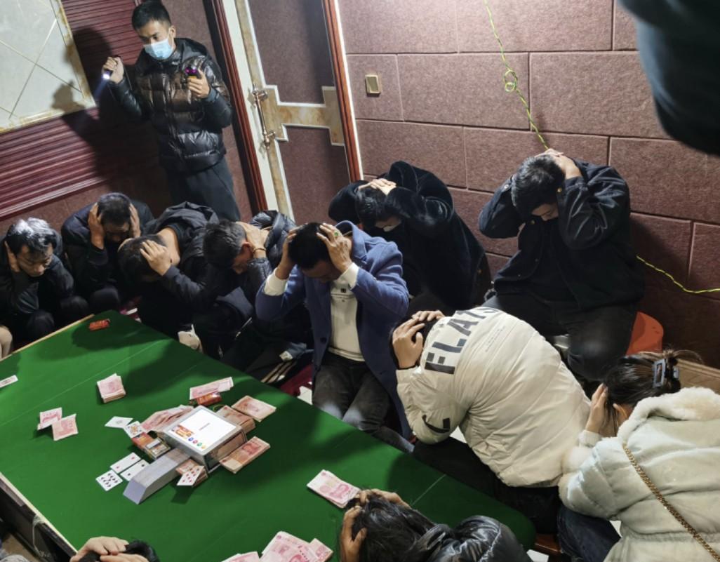 四川一公务员干部，工作日请假去赌博被抓获，现在处理结果出来了，果然引来网友