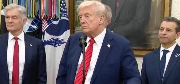 面对镜头，美国财长一改往日的官方辞令，在片刻的沉默后，终于说出了一句藏在心里许久