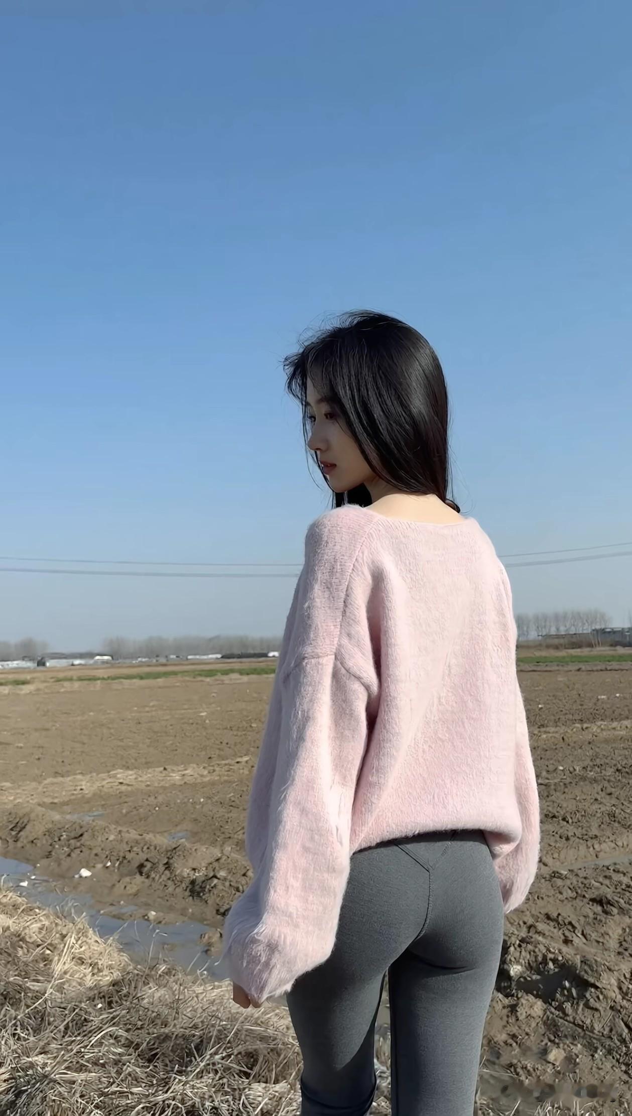 【春日限定温柔暴击】🌸谁说田野只能有麦浪？粉色毛衣+灰裤的慵懒穿搭，把春天穿