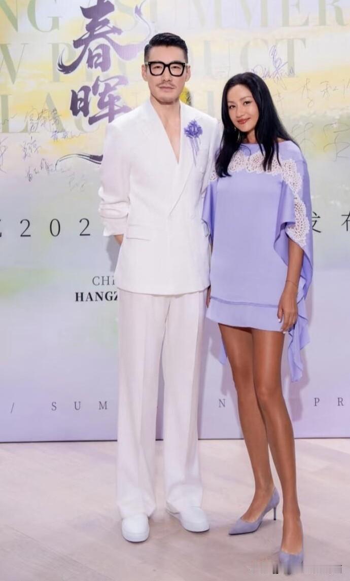 其实瞿颖要颜值有颜值，要身高有身高，就是这皮肤黑了一点，为什么她腿部的皮肤跟脸上