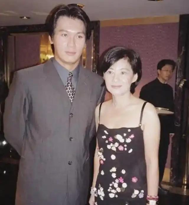 香港演员甄志强去世,提起名字很陌生,但是看到人脸比较眼熟,他就是号称“最帅展昭”