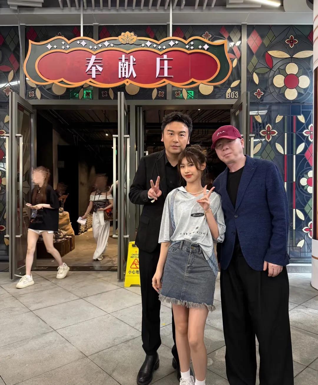 冯小刚和女儿，像吗？