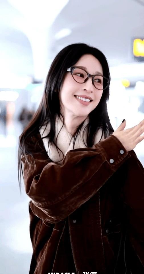 《枭起青壤》里最狠的林姨，私下竟是这样？最近张俪在杭州机场被粉丝逮住，非要她