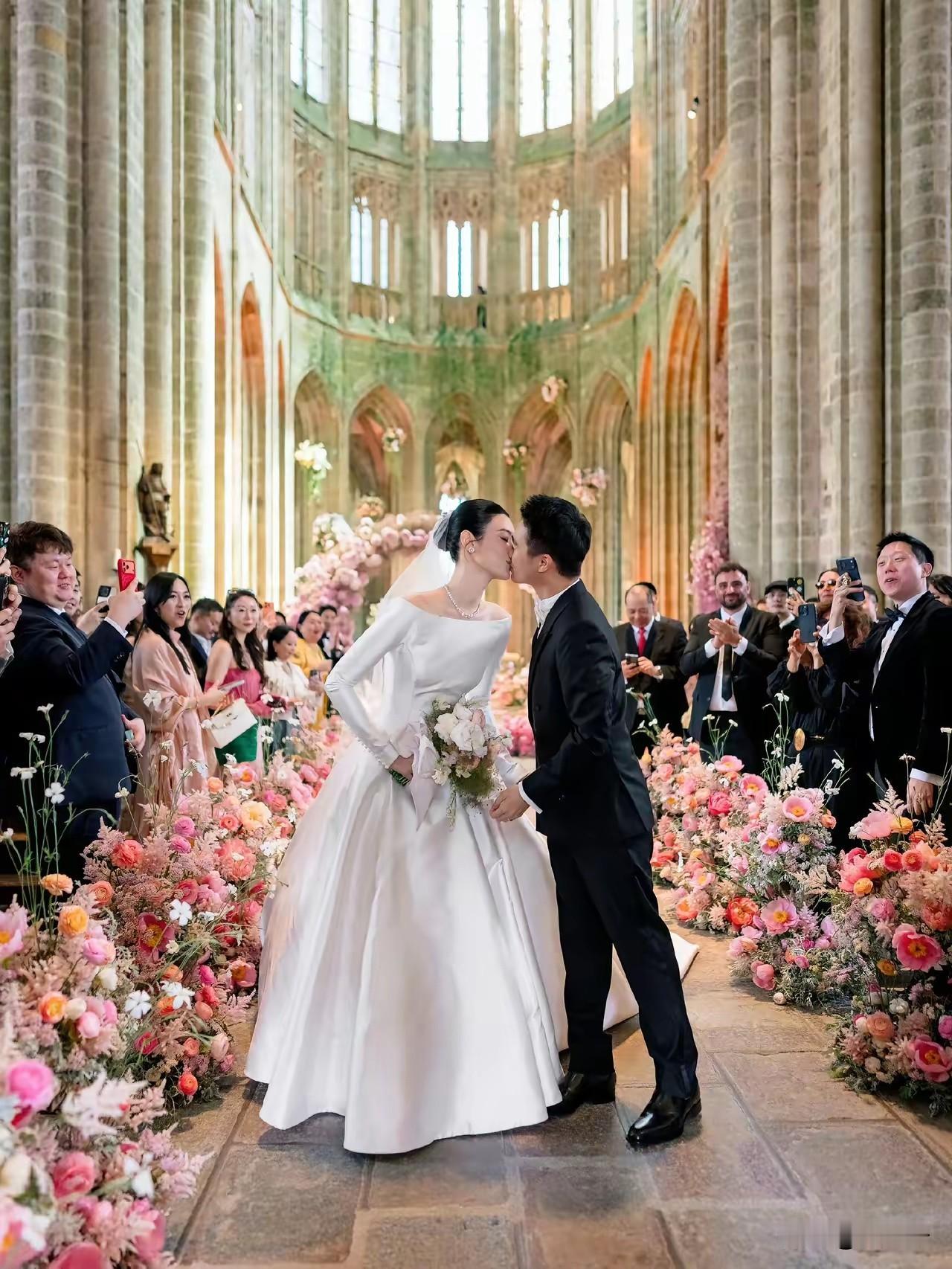 “姐弟恋”最成功的案例就是他们了。别人家是婚后7年之痒闹分手，他们是订婚7年后再