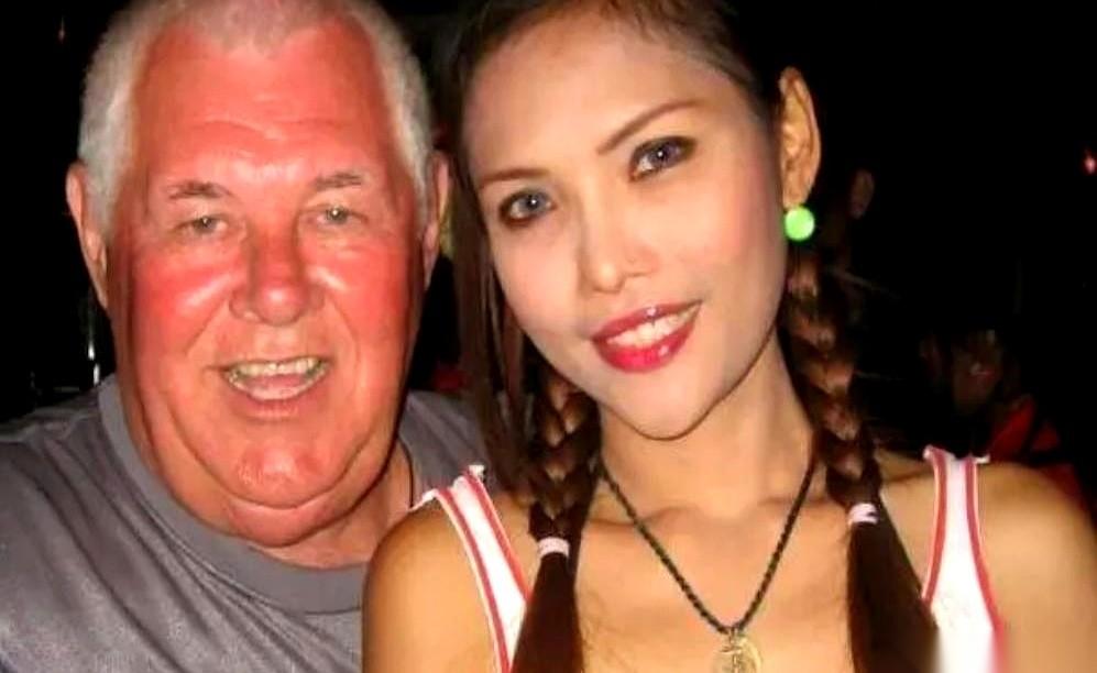 在泰国芭提雅的街头，一个六十多岁的白人老头，身边总跟着一个二十出头的本地姑娘。