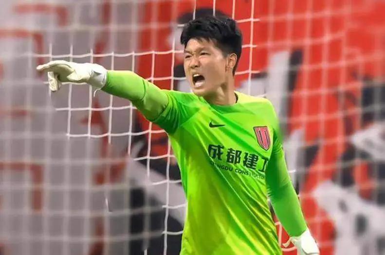 蓉城失去榜首位置必须具备三个条件一、成都蓉城平青岛西海岸，云南玉昆战胜上海海港