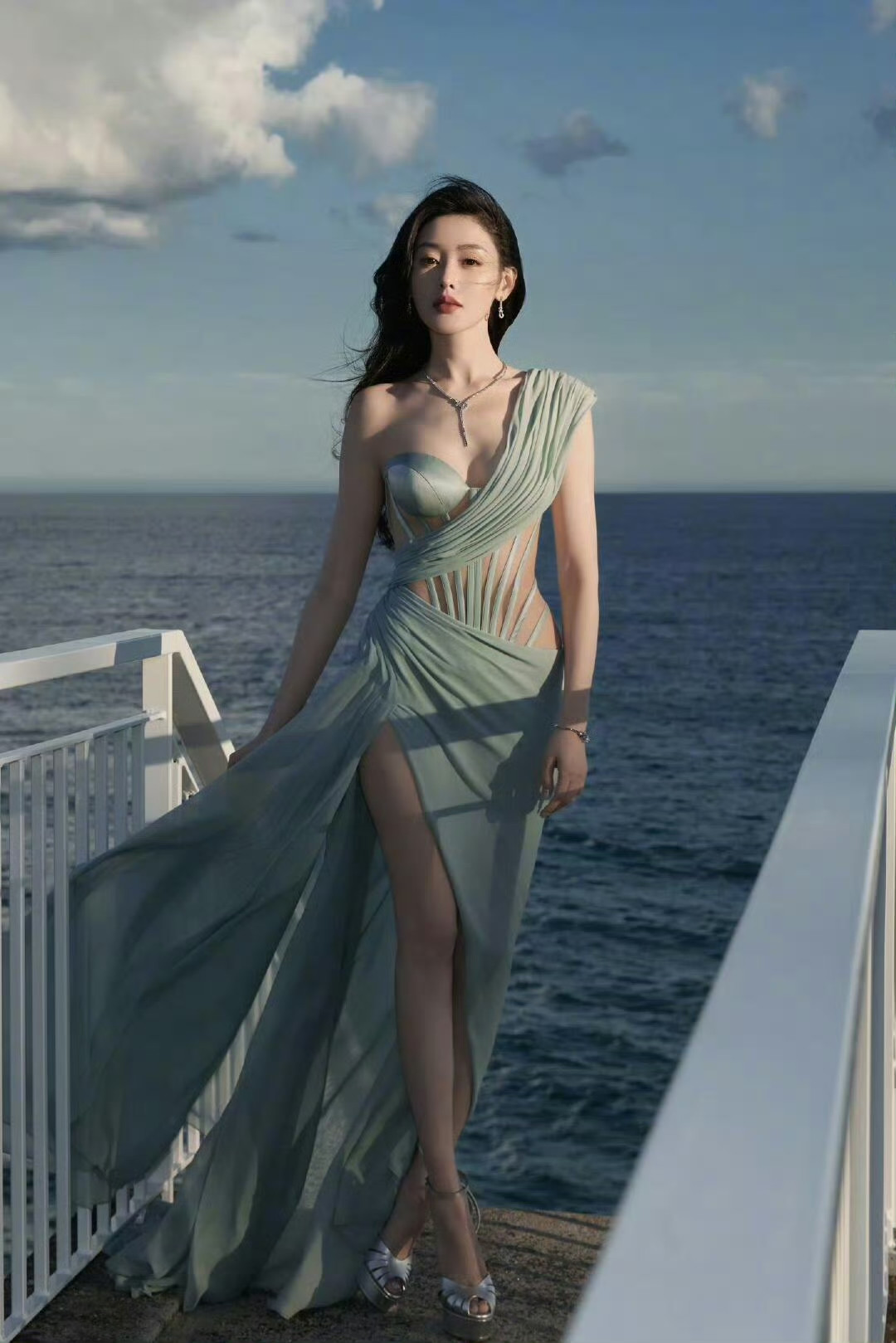 张天爱最近因为身材又冲上热搜了，点开一看，确实让人眼前一亮。她的身...