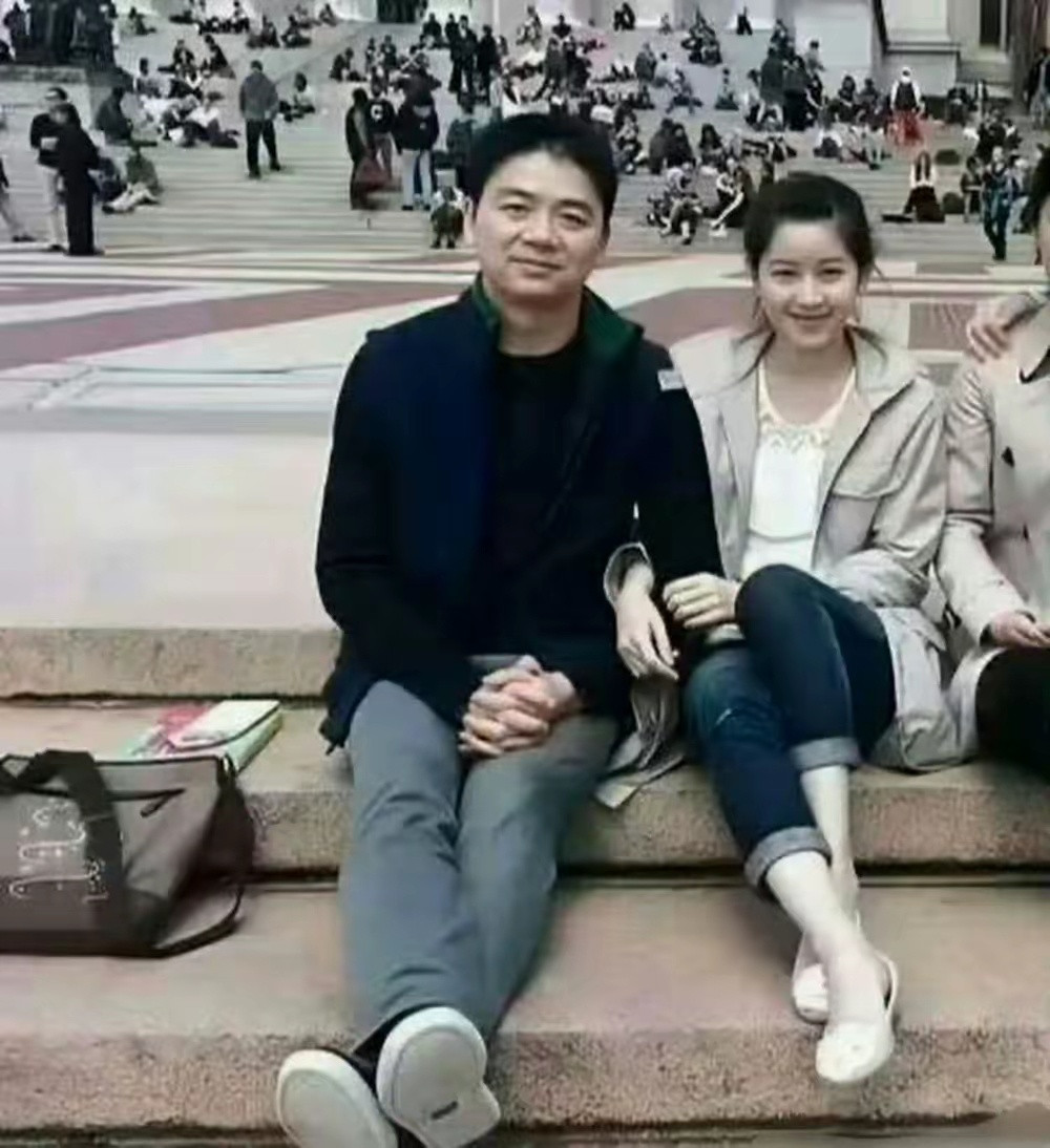 这会的刘强东三十八岁，章泽天十八岁，刚认识不久 ​