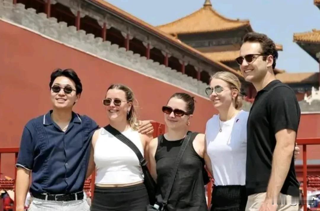 全球爱上“中国游”国庆假期，一位来自欧洲的游客临走前感慨：**“中国人现在真