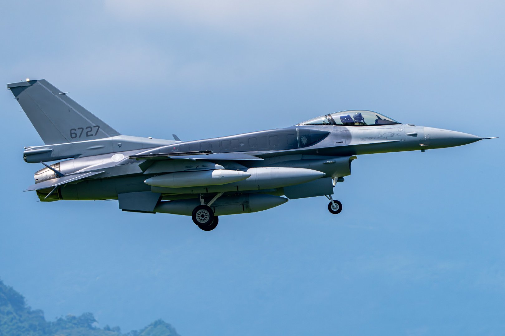 #幂谈天下#各位早上好！#台海局势#绿蛙盼望已久的F-16V终于抵达了蛙岛​​​​台当局2019年向