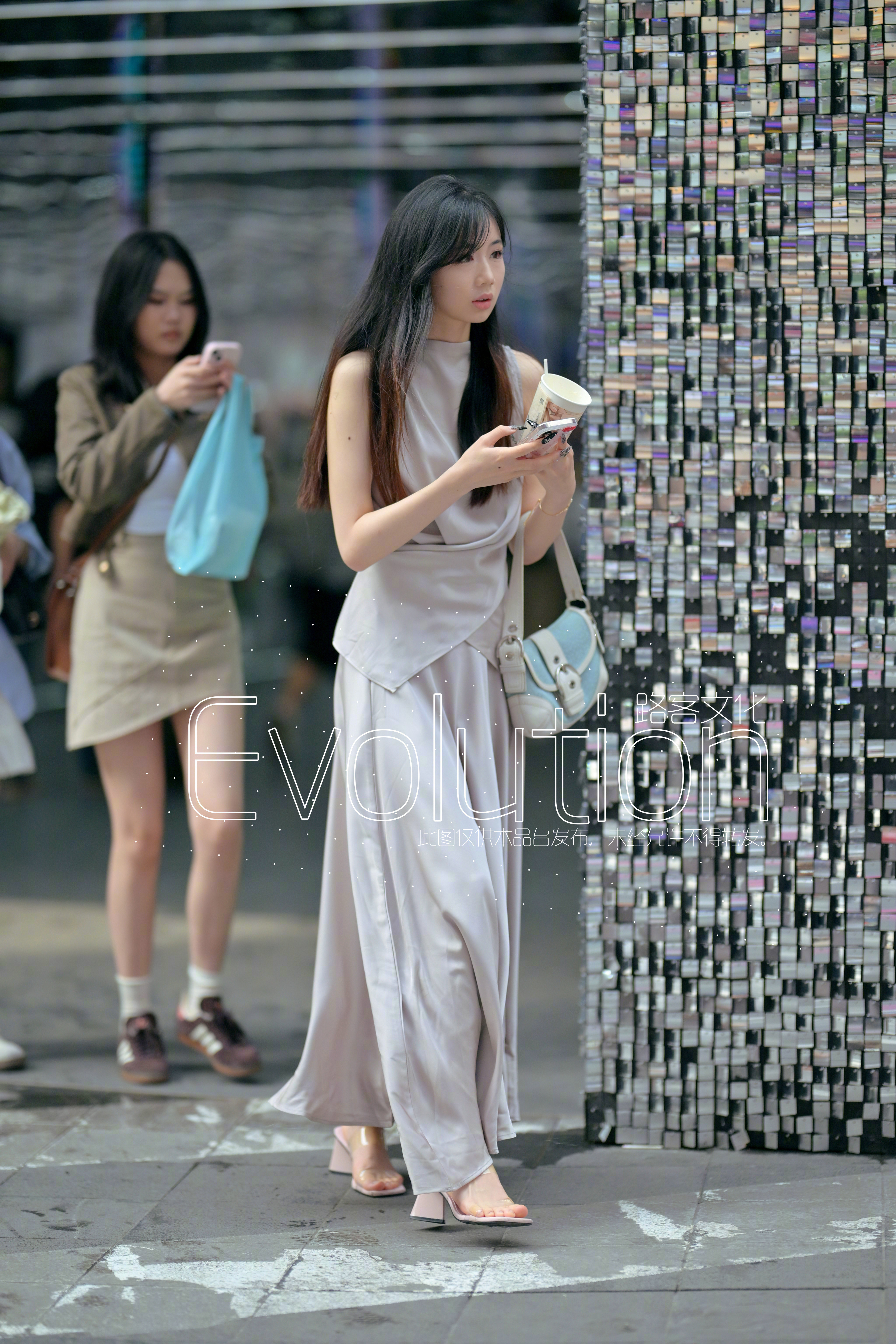 晚饭后各位还散步吗？夏天了你们那边热不热？​​​